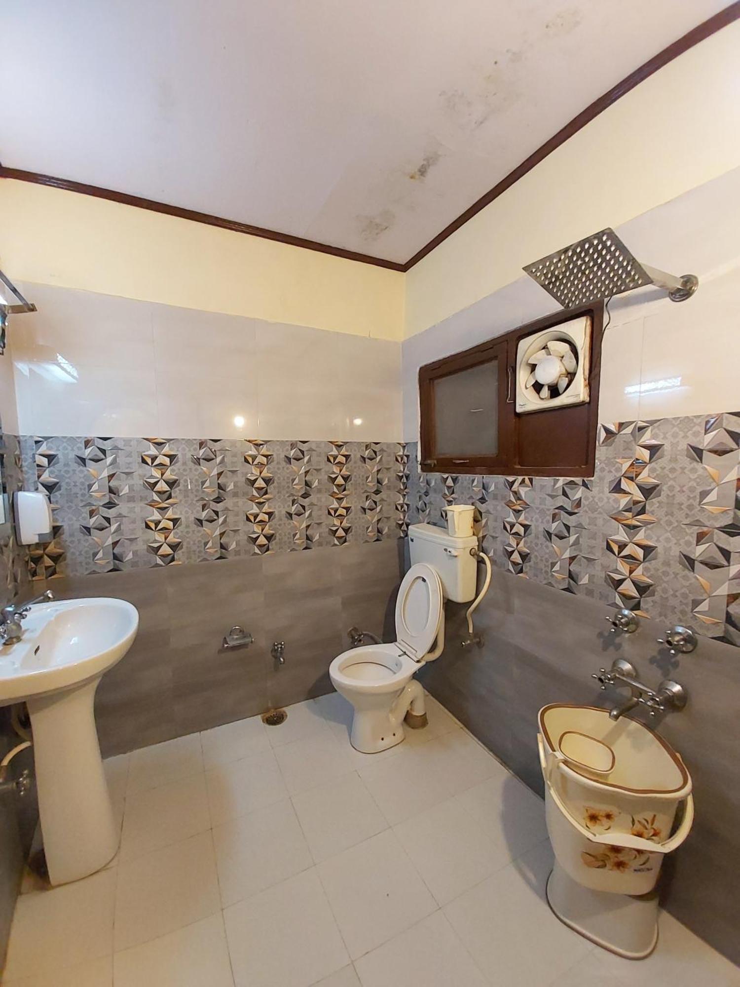 Goroomgo Moon Nainital Near Naini Lake - Parking & Lift Facilities -Hygiene And Spacious Room - Best Seller ภายนอก รูปภาพ